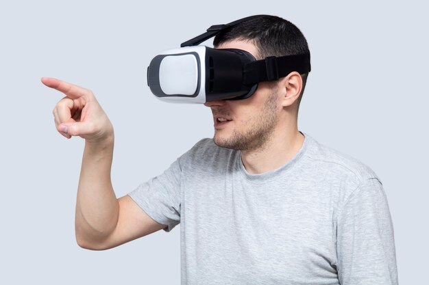 Jonge man met behulp van vr headset, ervaart virtual reality