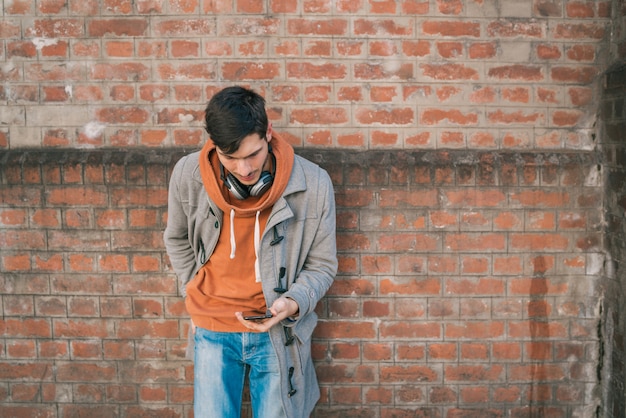 Jonge man met behulp van zijn mobiele telefoon