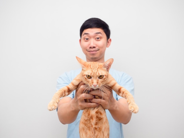 Jonge man met binnenlandse kat oranje kleur in zijn hand witte achtergrond