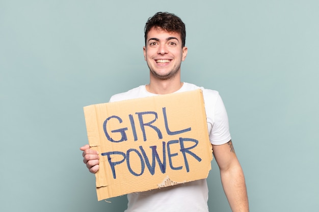 Jonge man met bordje met tekst: Girl power. Feminisme concept