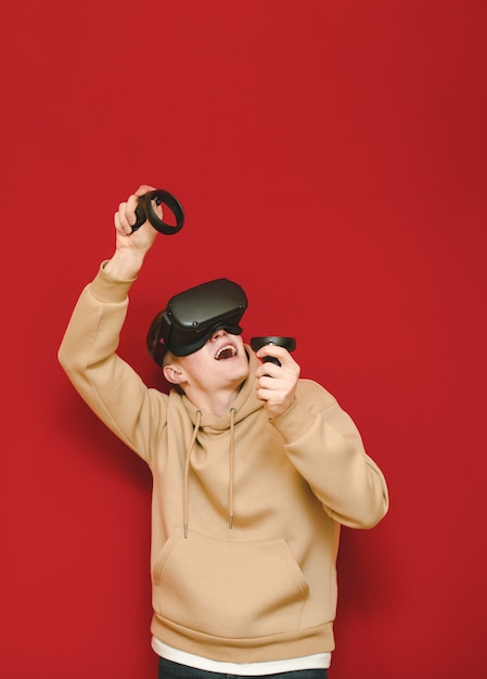 Jonge man met controller in zijn handen en Vr-helm spelen van videogames