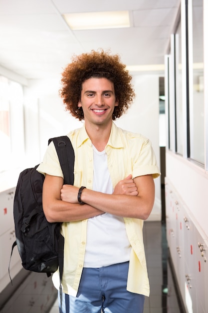 Jonge man met de armen gekruist in office gang