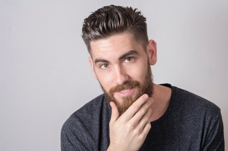 Foto jonge man met doordringende blik