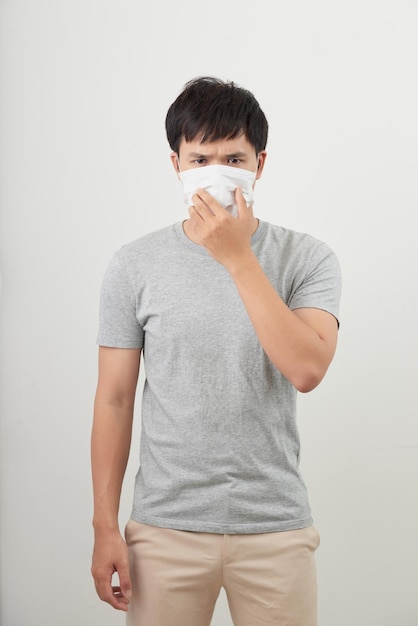 Jonge man met een beschermend masker geïsoleerd op een witte achtergrond