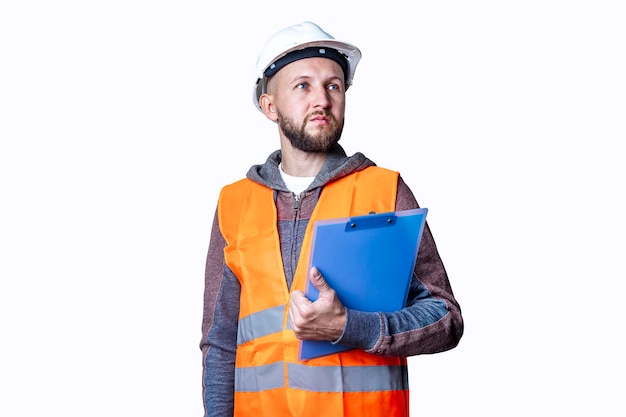 Jonge man met een bril in het bouwen van kleding, met een klembord op een lichte achtergrond.