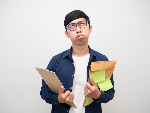 Jonge man met een bril probeerde met veel werk terwijl hij veel documenten vasthield die omhoog keken