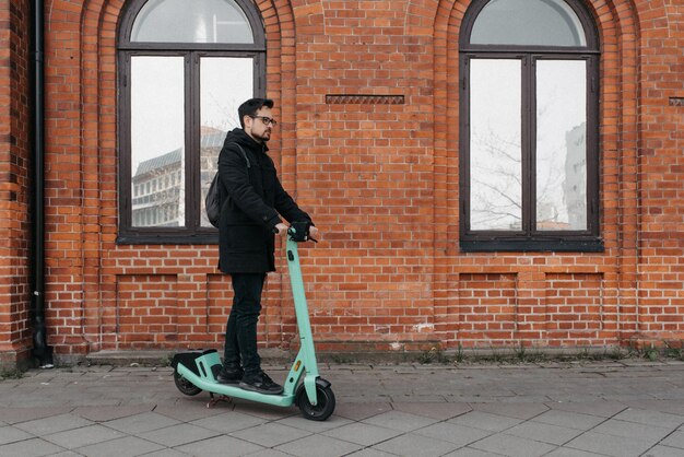 Jonge man met een elektrische scooter