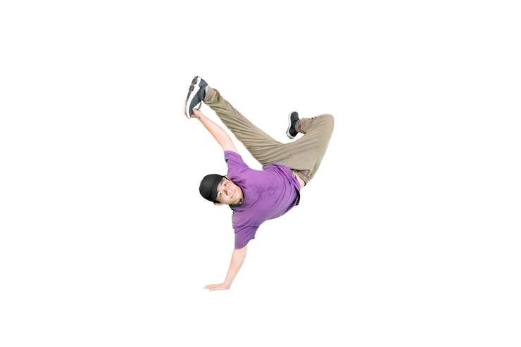 Foto jonge man met een hoed die breakdance doet geïsoleerd op een witte achtergrond