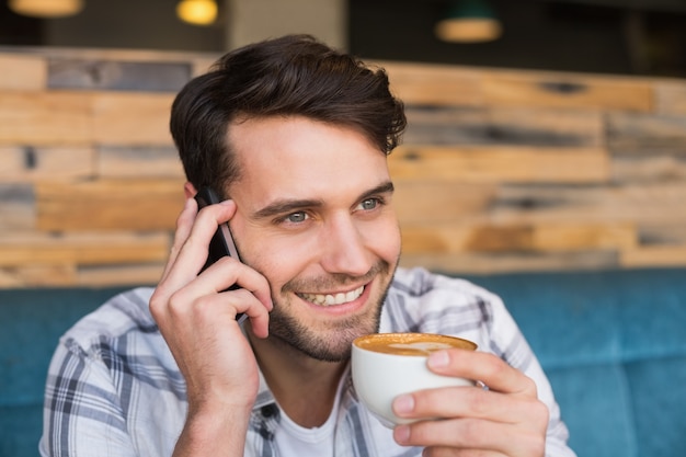 Jonge man met een kopje koffie