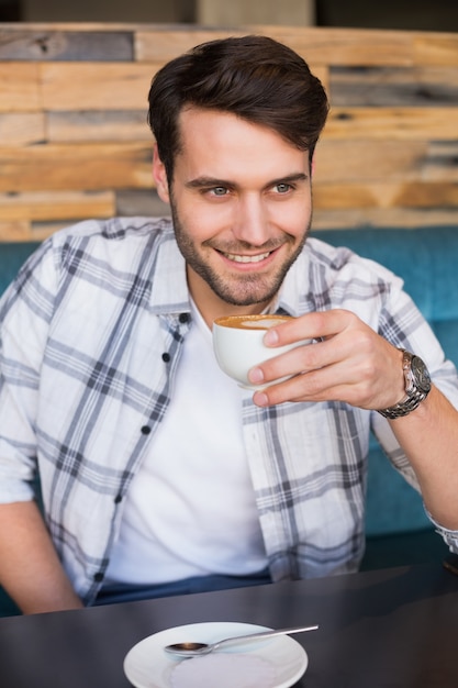 Jonge man met een kopje koffie