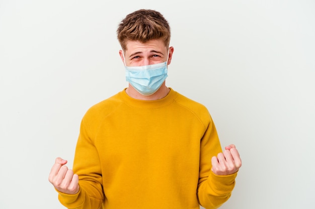 Jonge man met een masker voor coronavirus geïsoleerd