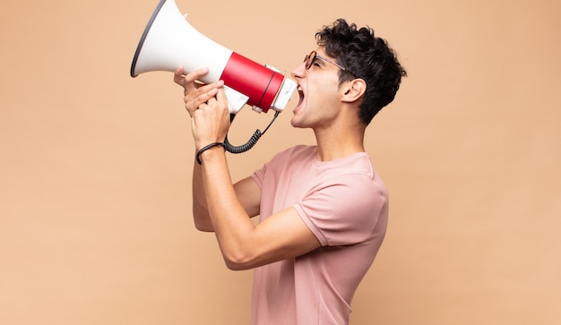 Jonge man met een megafoon