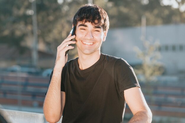 Foto jonge man met een mobiele telefoon.
