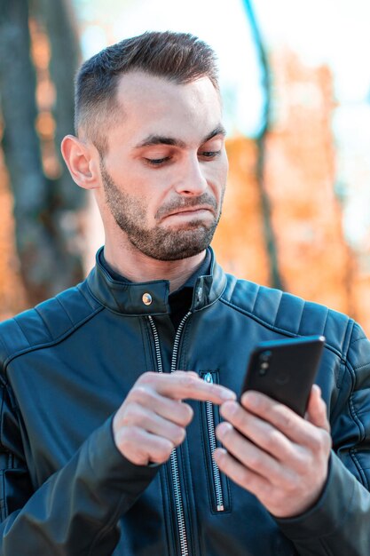 Foto jonge man met een mobiele telefoon.