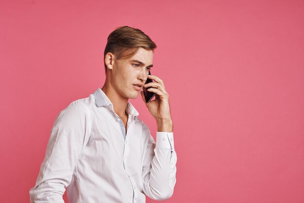 Jonge man met een mobiele telefoon.