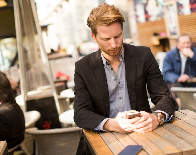 Jonge man met een mobiele telefoon