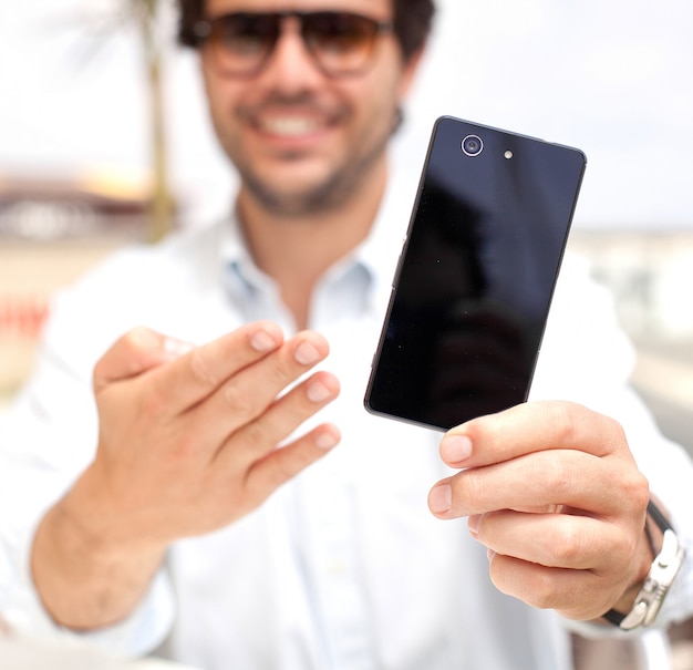 Jonge man met een mobiele telefoon