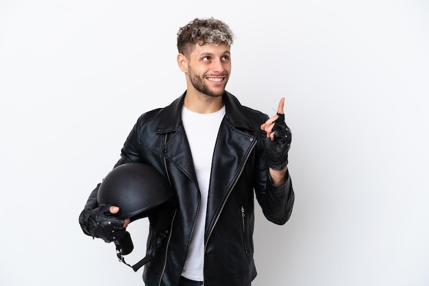 Jonge man met een motorhelm geïsoleerd op een witte achtergrond die een geweldig idee benadrukt