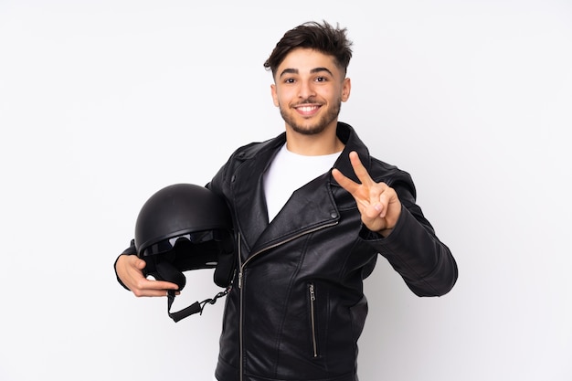 Jonge man met een motorhelm