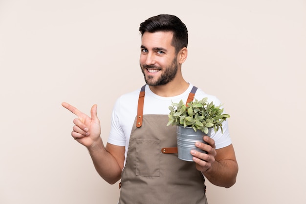 jonge man met een plant in zijn hand