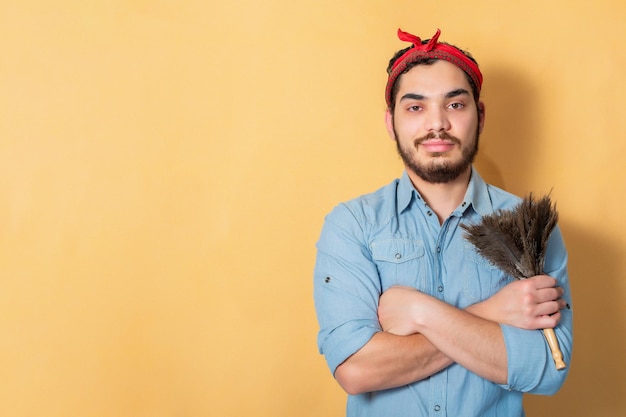 Jonge man met een plumeau ter ondersteuning van de feministische beweging