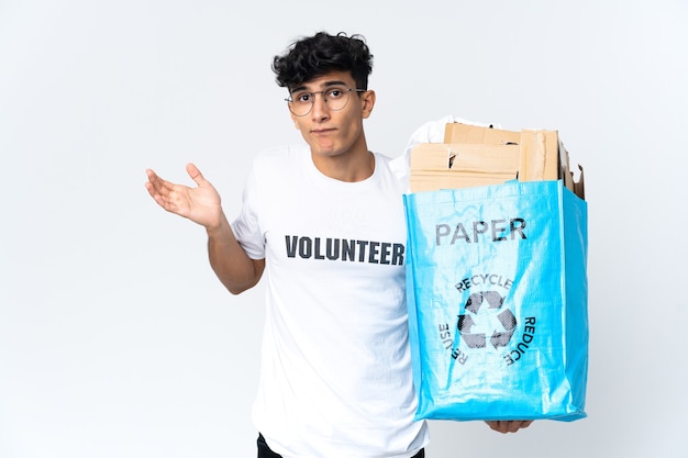 Jonge man met een recycling zak vol papier twijfels tijdens het verhogen van de handen