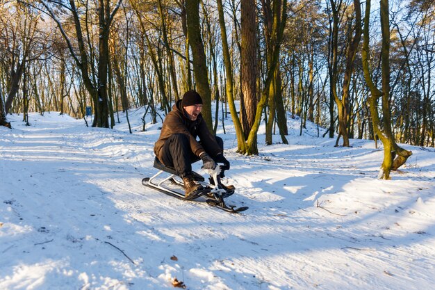 Jonge man met een sneeuw scooter