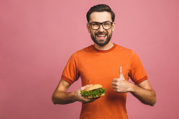 Jonge man met een stuk hamburger