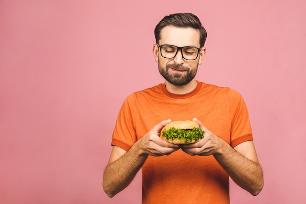 Jonge man met een stuk hamburger