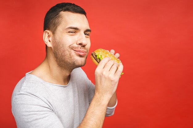 Jonge man met een stuk hamburger