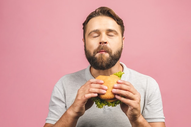 Jonge man met een stuk hamburger