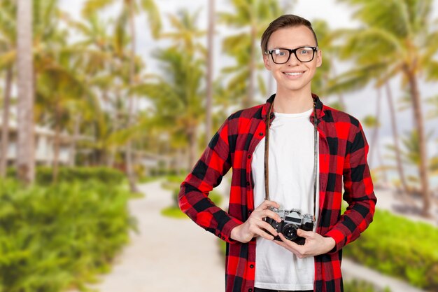 Jonge man met een vintage camera