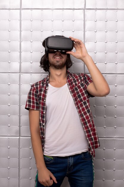 Jonge man met een virtual reality-bril