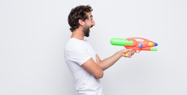 Jonge man met een waterpistool