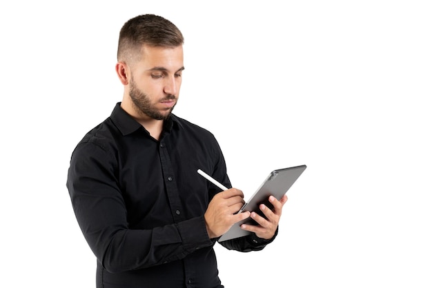 Jonge man met een zwart shirt die aantekeningen maakt op een grijze tablet op een perfecte witte achtergrond