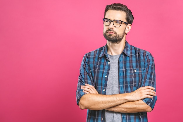 Jonge man met emoties op zijn gezicht met een baard