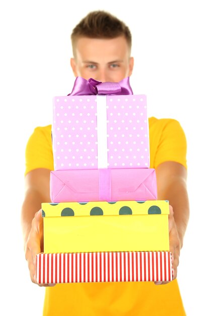 Foto jonge man met geschenken, geïsoleerd op wit