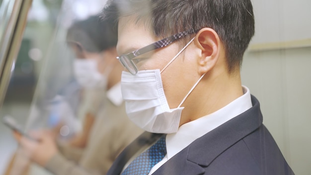 Jonge man met gezichtsmasker