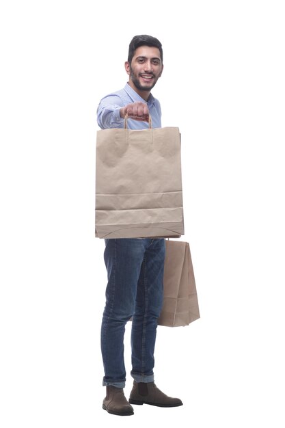 Jonge man met grote papieren boodschappentassen