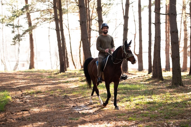 Jonge man met helm en paard