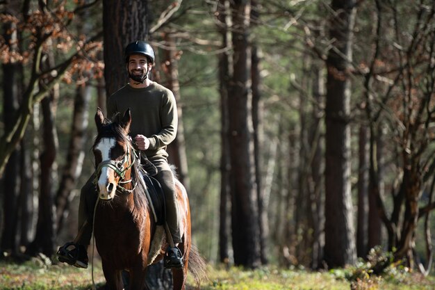 Jonge man met helm en paard