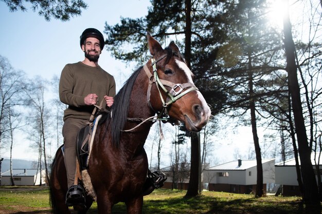 Jonge man met helm en paard