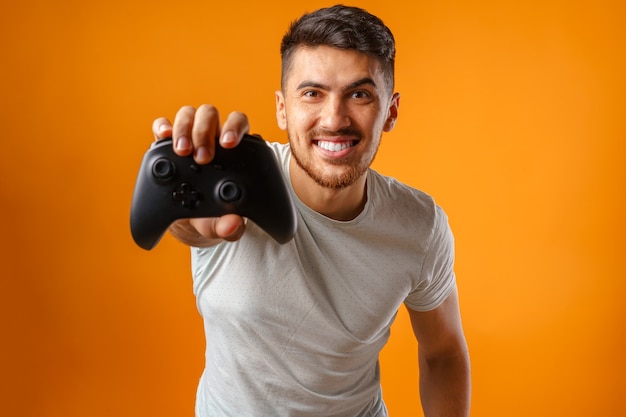 Jonge man met joystick voor videogames