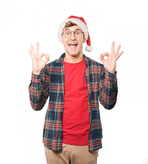 Jonge man met Kerstmis die gebaren doet