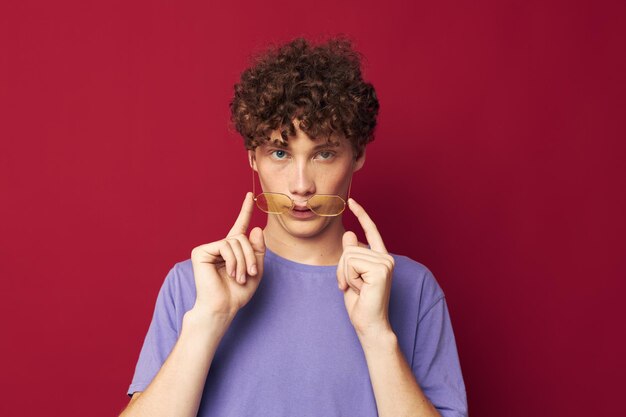 Jonge man met krullend haar poseren emoties close-up geïsoleerde achtergrond