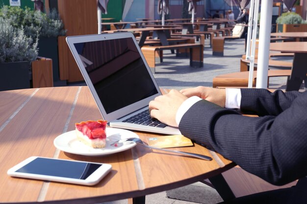 Jonge man met laptop aan tafel