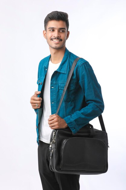 Jonge man met laptoptas op witte achtergrond