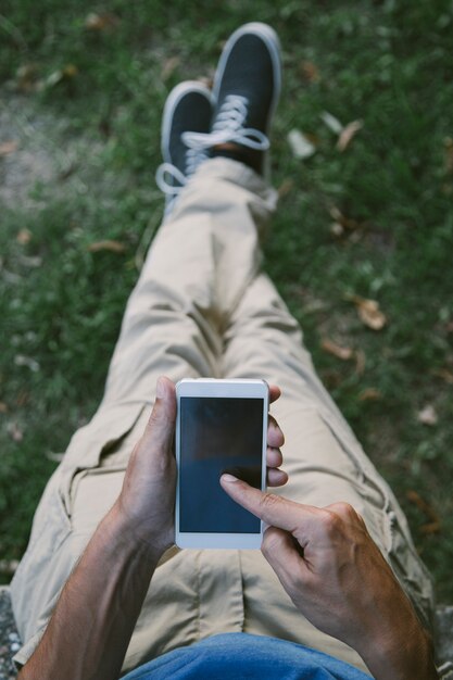 Jonge man met mobiele telefoon buiten