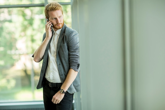 Jonge man met mobiele telefoon