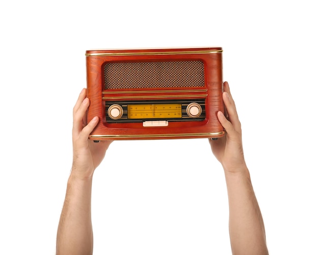 Jonge man met retro radio op witte achtergrond